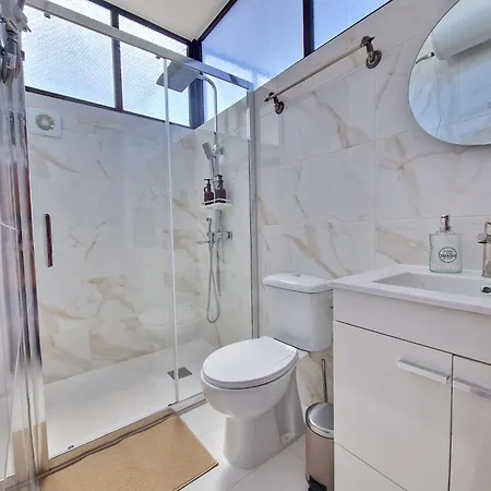 - & Rooms, Rooftop River View, Bbq & Ac Πανσιόν